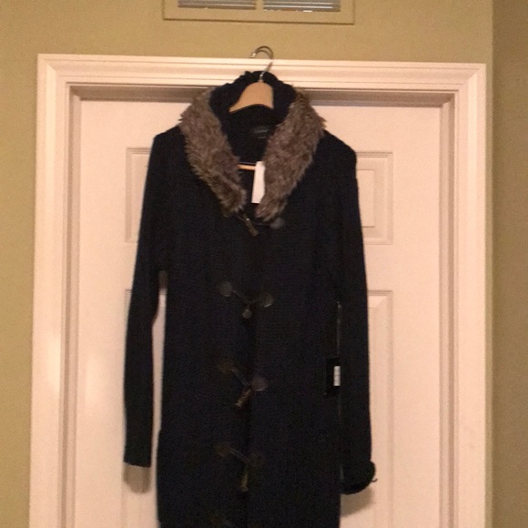 sweater with fur collar in navy blue. - Picture 2 of 4